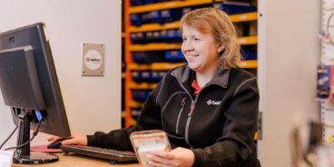 Låstekniker på SafeTeam framför en dator.