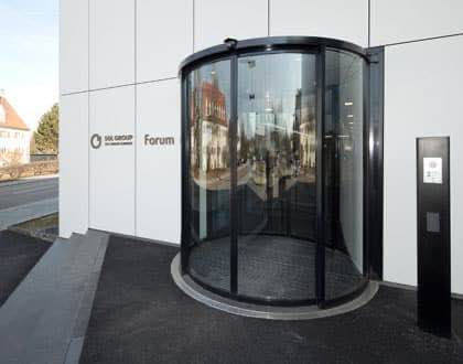 Karuselldörrsautomatik som styrs med från Geze | SafeTeam