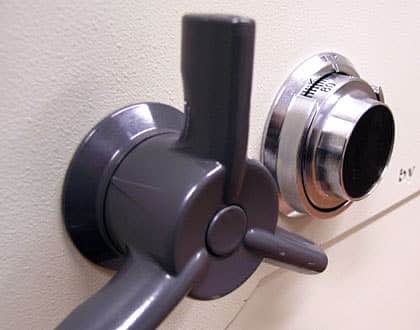 Lås och vred på dörren till ett kassaskåp.