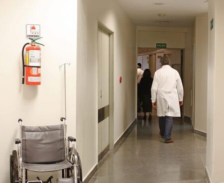 Brandsläckare i sjukhuskorridor.
