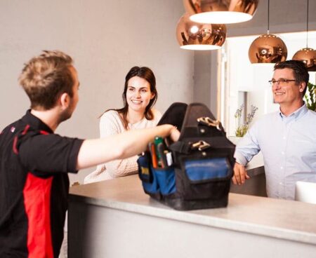 Säkerhetstekniker besöker kunder på ett kontor.