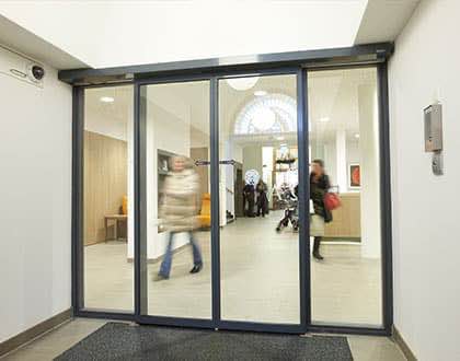 Skjutdörrarautomatisk som öppnas och stängs automatiskt med Geze | SafeTeam