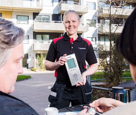 SafeTeam-tekniker visar passersystem för en bostadsrättsförening.