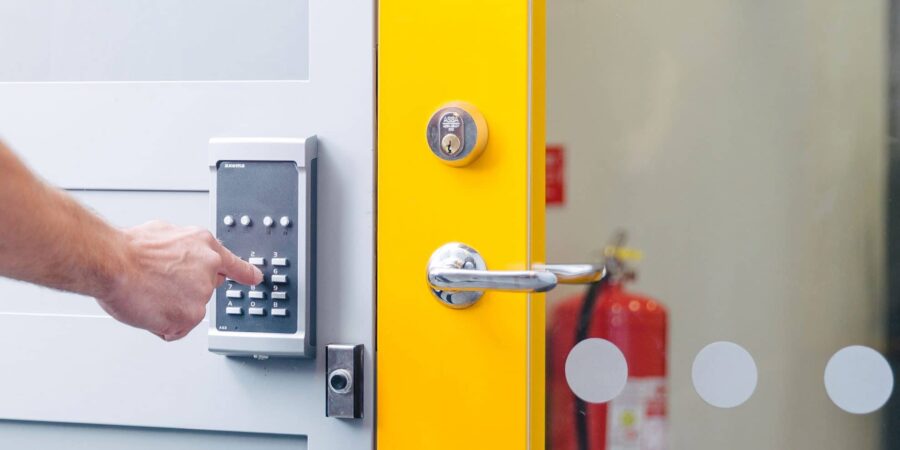 Dörr med ASSA lås och Axema kodlås.