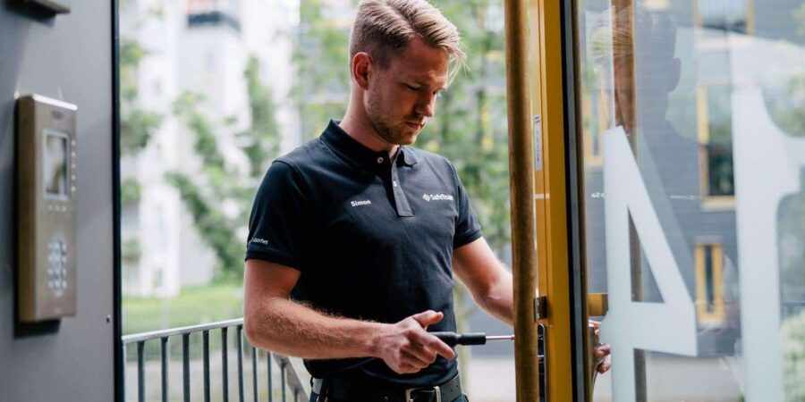 Låstekniker från SafeTeam installerar låssystem och guidar i valet mellan mekaniskt och digitalt låssystem.