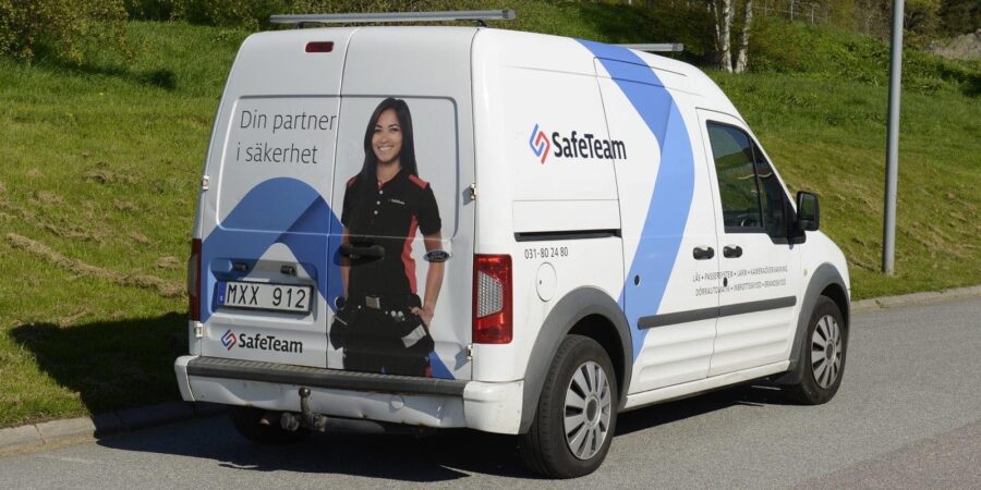 Kvinnlig tekniker på servicebil