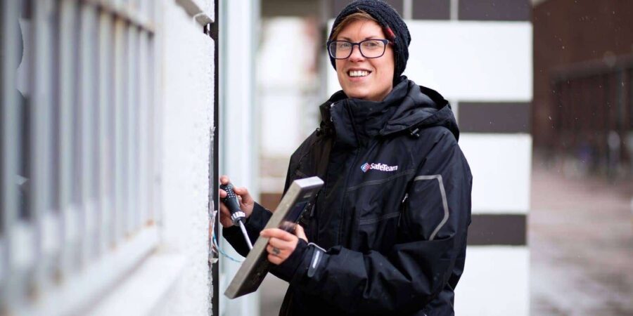SafeTeams tekniker installerar passersystem
