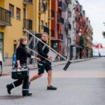 Säkerhetstekniker från SafeTeam går över gata med fastigheter och företag.