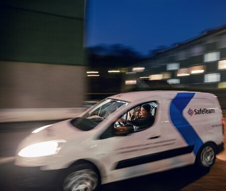 Låstekniker i servicebil på väg till låsöppning.