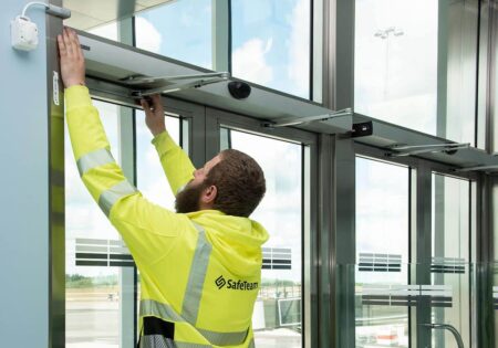 Dubbeldörr med automatisk öppning