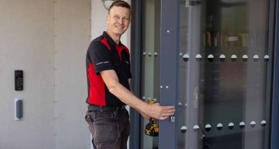 Säkerhetstekniker installerar lås och passersystem som stoppar obehörigt spring i trapphus | SafeTeam