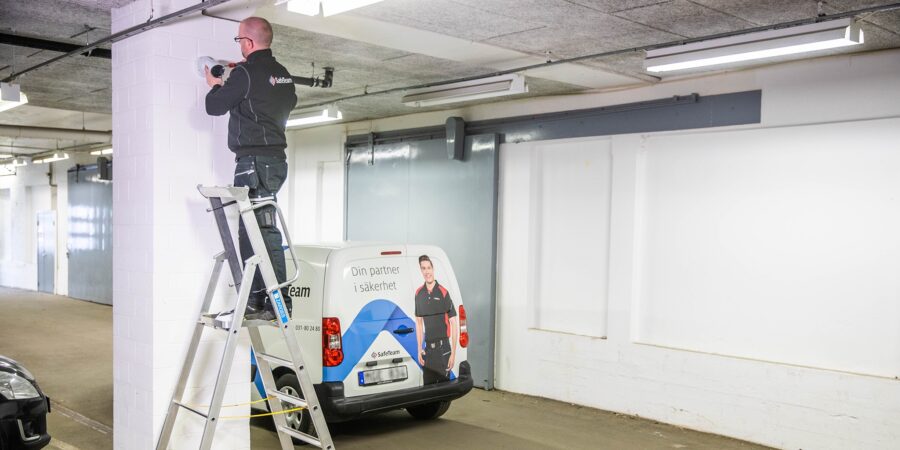 Säkerhetsinstallatör av kamera i parkeringshus