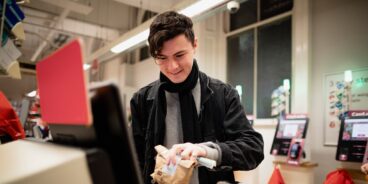 Självscanningskassa i obemannad butik med kameralösning.