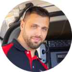 Säkerhetstekniker svarar på frågor om passersystem