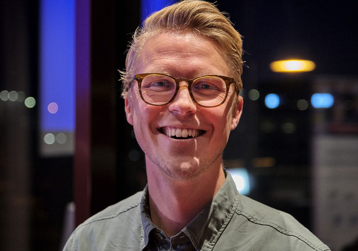 Porträttfoto av Jonas Arvidsson där han ler in i kameran.