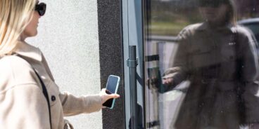 Upplåsning av dörr med mobilen i ett digitalt låssystem | SafeTeam