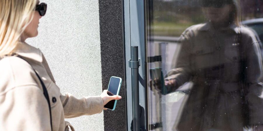 Upplåsning av dörr med mobilen i ett digitalt låssystem | SafeTeam
