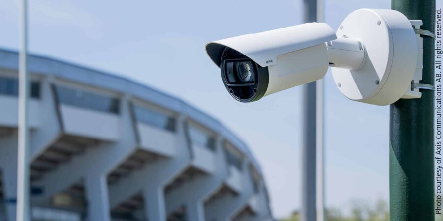 Bevakningskamera från Axis Communications monterad på en stolpe utanför Ullevi arena i Göteborg. | SafeTeam