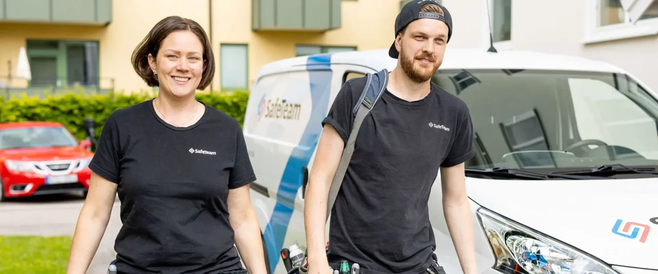 Säkerhetstekniker från SafeTeam linstallerar säkerhetssystem i hela landet.