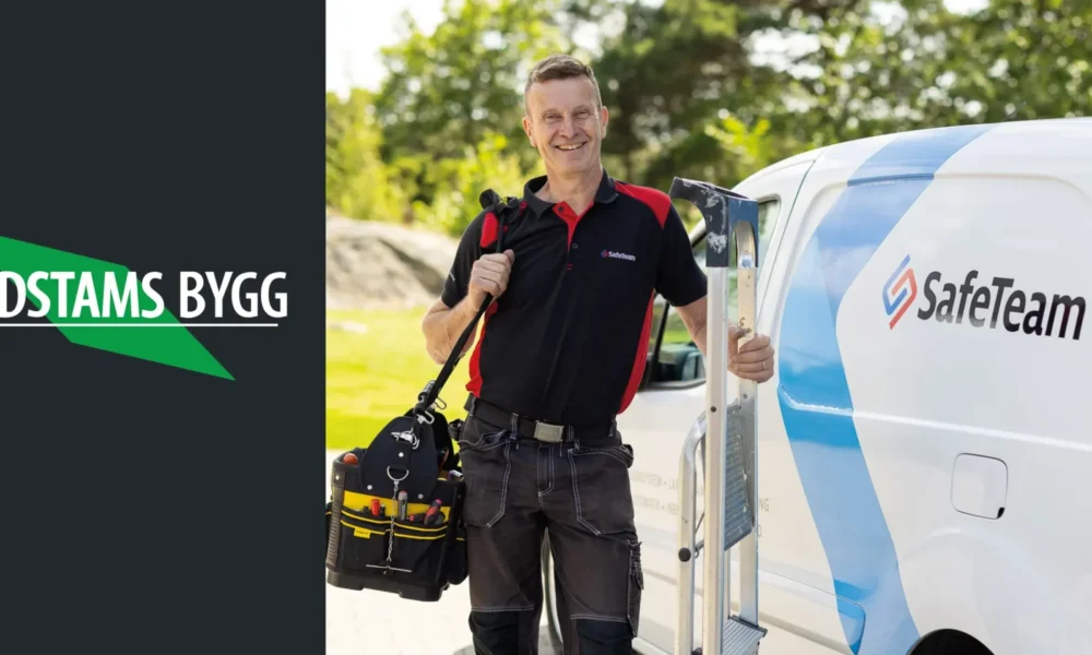 En bild som visar en låssmed från SafeTeam bredvid en SafeTeam-bil. Vid sidan är logotypen för Lindstams Bygg inlgad i bilden, vilket visar ett referenscase av en vunnen låsentreprenad för SafeTeam hos byggbolaget.