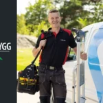 En bild som visar en låssmed från SafeTeam bredvid en SafeTeam-bil. Vid sidan är logotypen för Lindstams Bygg inlgad i bilden, vilket visar ett referenscase av en vunnen låsentreprenad för SafeTeam hos byggbolaget.