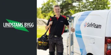 En bild som visar en låssmed från SafeTeam bredvid en SafeTeam-bil. Vid sidan är logotypen för Lindstams Bygg inlgad i bilden, vilket visar ett referenscase av en vunnen låsentreprenad för SafeTeam hos byggbolaget.