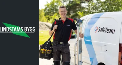 En bild som visar en låssmed från SafeTeam bredvid en SafeTeam-bil. Vid sidan är logotypen för Lindstams Bygg inlgad i bilden, vilket visar ett referenscase av en vunnen låsentreprenad för SafeTeam hos byggbolaget.