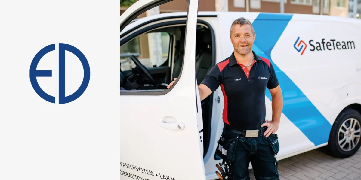 En låstekniker från SafeTeam vid sin bil illustrerar ett nytt uppdrag då SafeTeam ska installera lås och dörrautomatik åt ED Bygg när Stångåstaden bygger nytt i Linköping