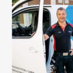 En låstekniker från SafeTeam vid sin bil illustrerar ett nytt uppdrag då SafeTeam ska installera lås och dörrautomatik åt ED Bygg när Stångåstaden bygger nytt i Linköping