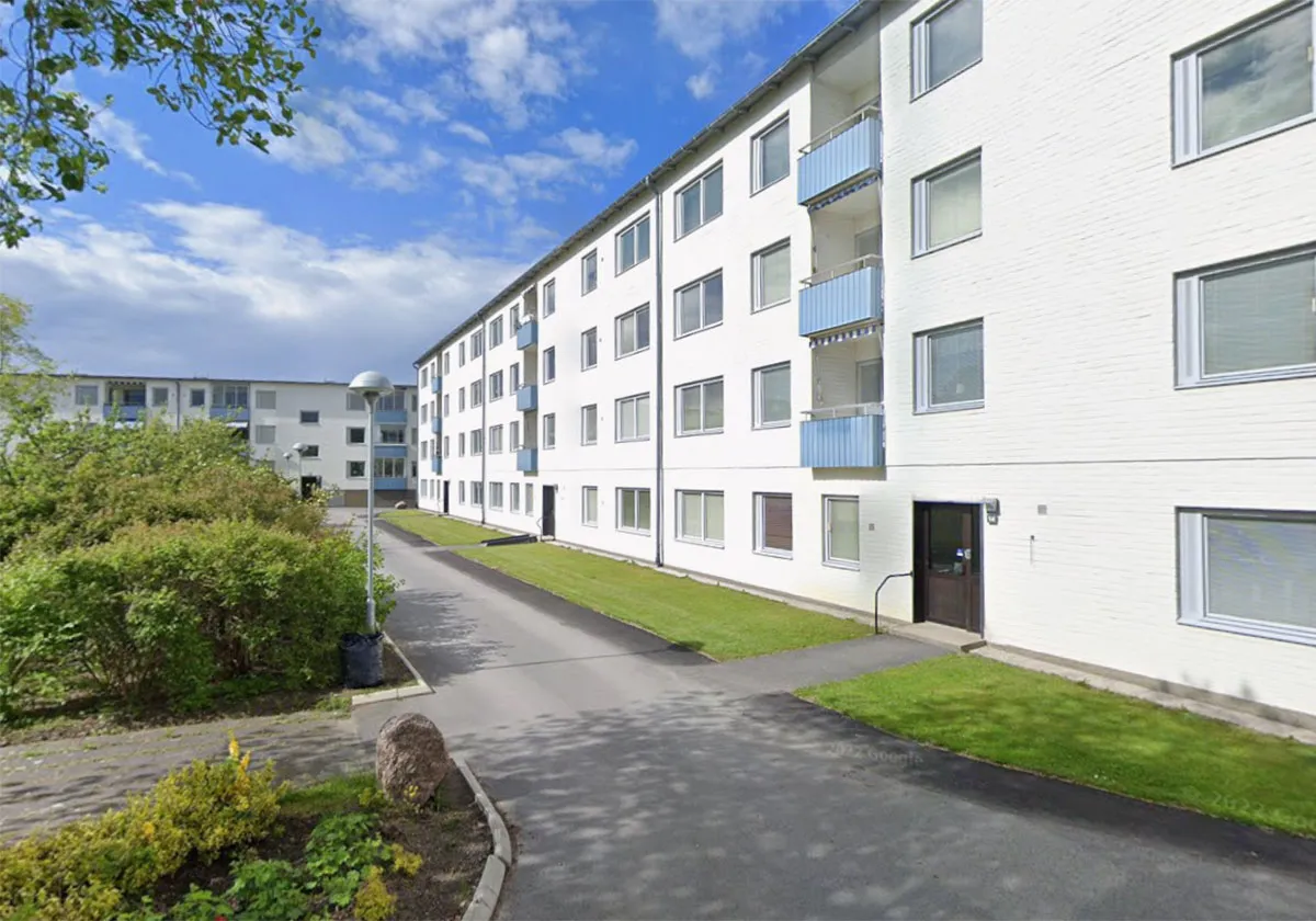 En innergård hos Brf Vitsippan med entréer där låsen byts till digitalt låssystem av SafeTeam.