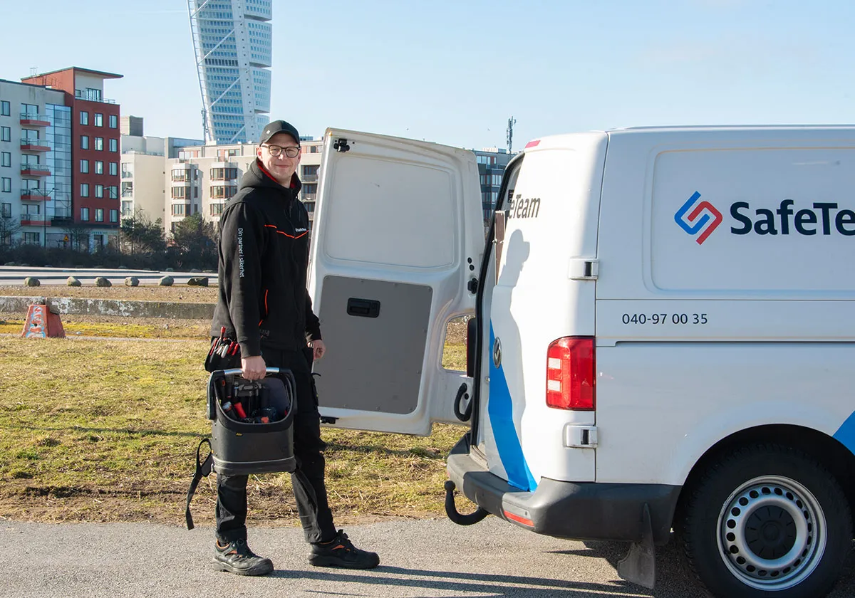 En låssmed från säkerhetsbolaget SafeTeam har parkerat sin bil i närheten av Turning Torso i Malmö och lastar ur verktyg inför ett låsbyte.