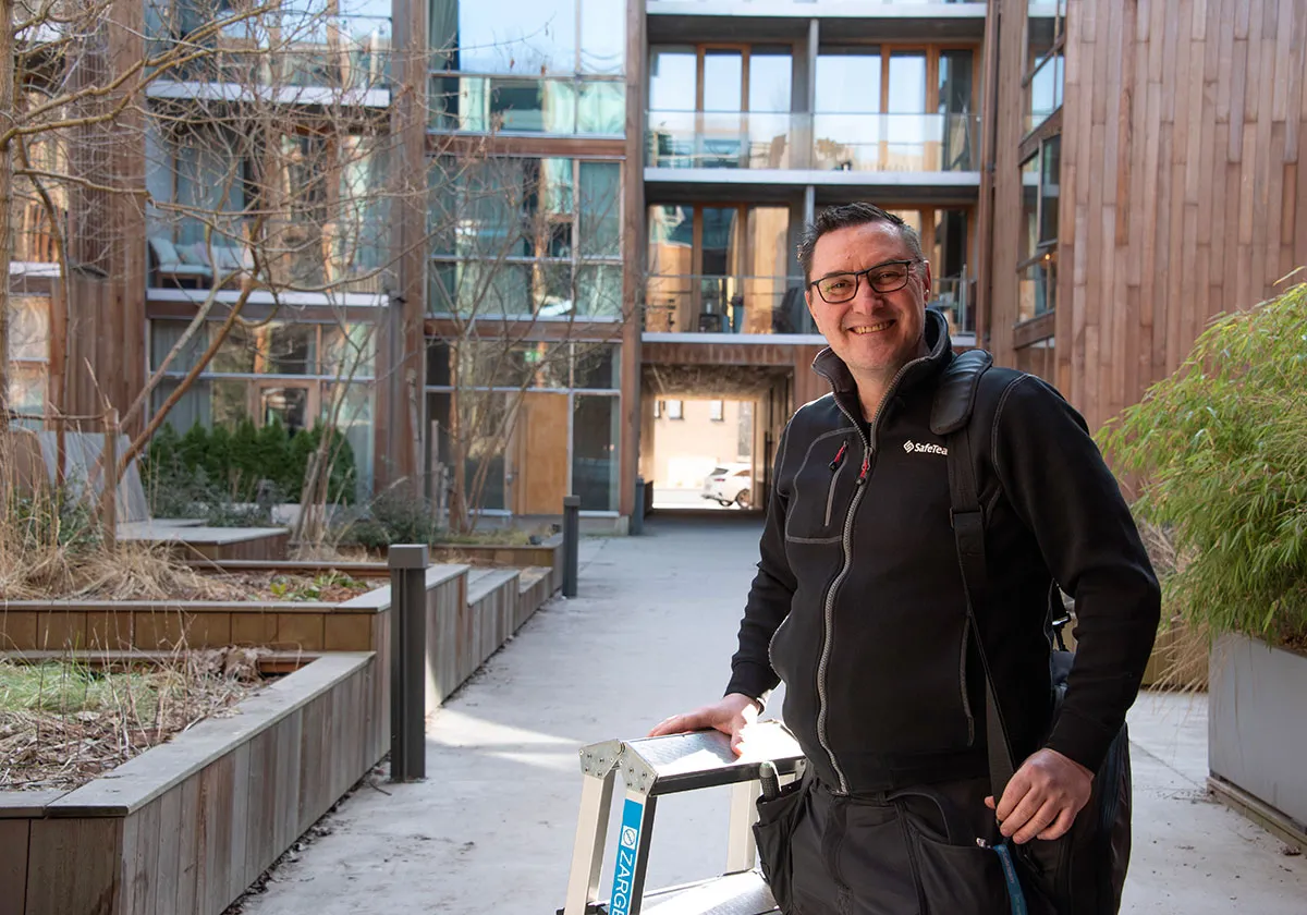 Säkerhetstekniker från säkerhetsföretag i Stockholm, SafeTeam, utför lås- och säkerhetsinstallation hos en Brf i Stockholm.