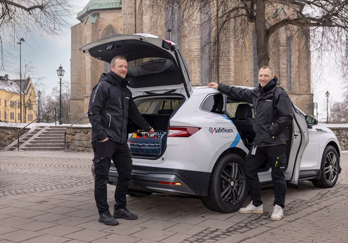 Låssmed och säkerhetstekniker från säkerhetsleverantören SafeTeam står med sin bil utanför domkyrkan i Linköping.