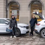 Säkerhetspersonal vid sina bilar uppställda på Stora Torget i Linköping, redo för uppdrag som låsentreprenader och andra säkerhetsinstallationer.