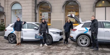 Säkerhetspersonal vid sina bilar uppställda på Stora Torget i Linköping, redo för uppdrag som låsentreprenader och andra säkerhetsinstallationer.