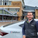 Säkerhetsspecialist från SafeTeam utanför Hulebäcksgymnasiet där SafeTeam har installerat en lösning för inrymning.
