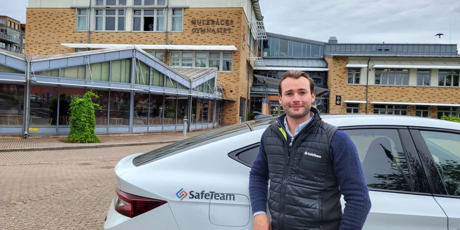 Säkerhetsspecialist från SafeTeam utanför Hulebäcksgymnasiet där SafeTeam har installerat en lösning för inrymning.