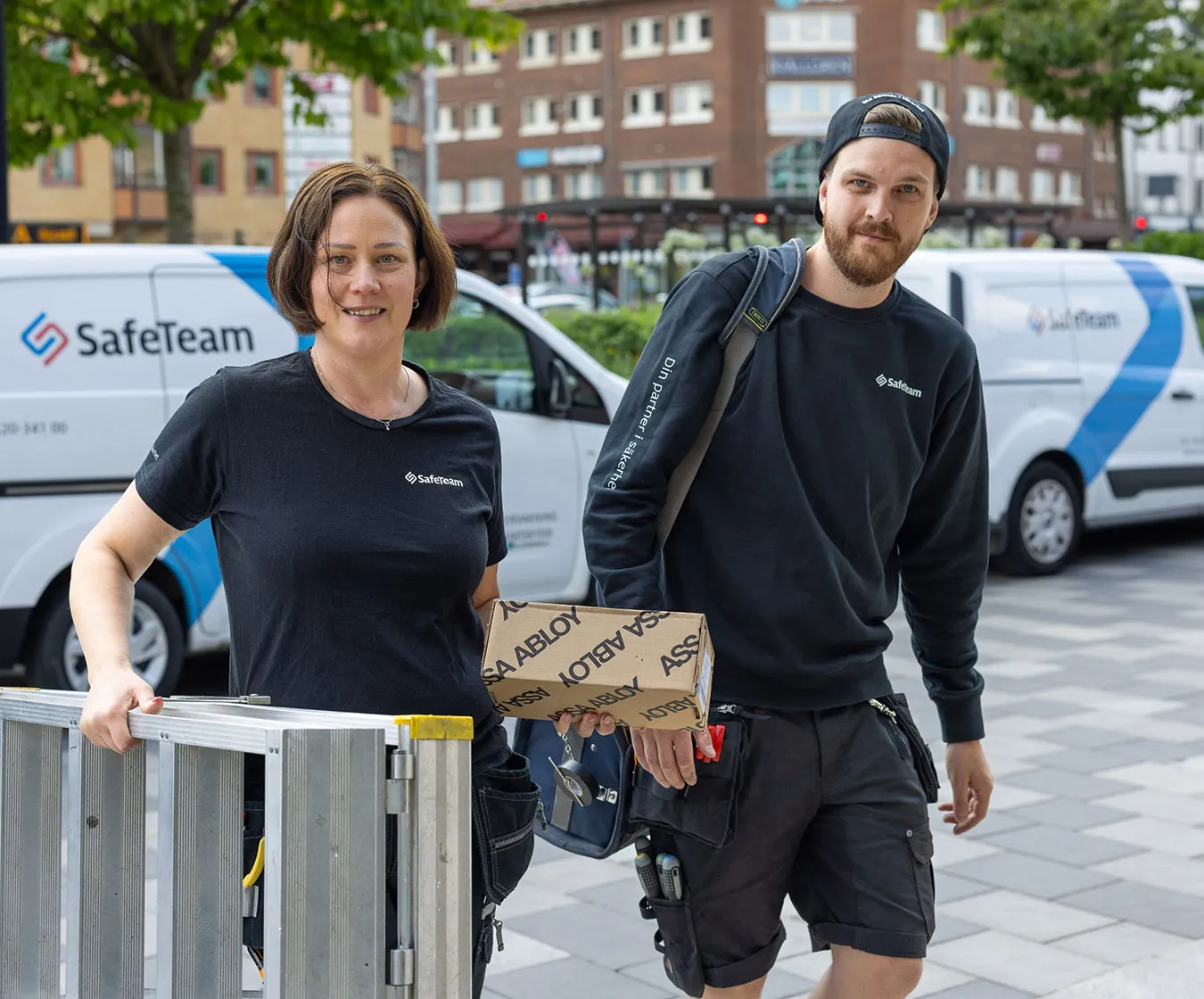 Låssmeder från SafeTeam besöker ett fastighetsbolag med kommersiella lokaler för låsservice.