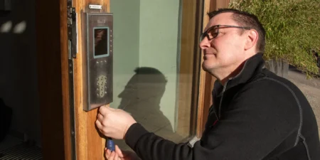 Så går ett porttelefonibyte till – steg för steg