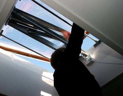Tekniker vid en öppen lucka för brandgasventilation