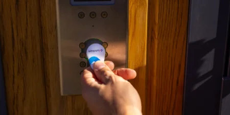 Tagg, kod eller app – så väljer brf:en rätt