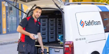 En tekniker från SafeTeam plockar fram verktyg från sin bil för att montera säkerhetslösning hos en kund.
